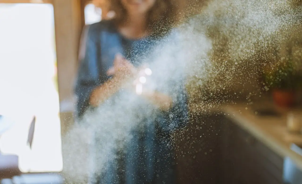 Stai facendo questo errore banale che solleva la polvere invece di eliminarla dal pavimento