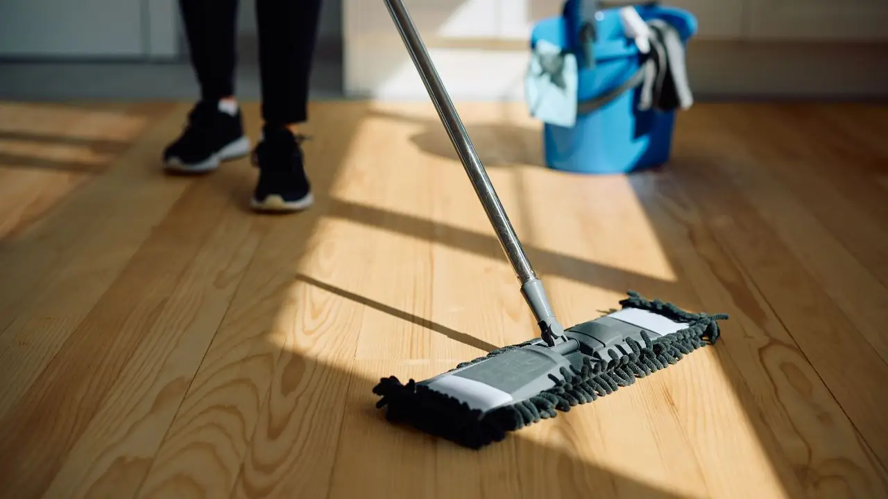 Non usare mai questo prodotto sul laminato: ecco il trucco per pulirlo senza rovinare il pavimento