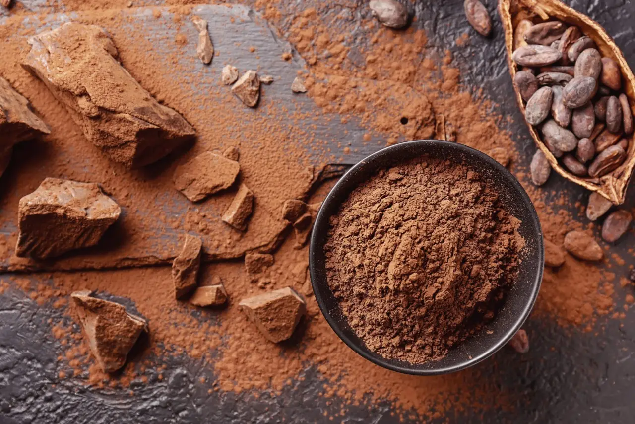 Mangiare cacao amaro prima di dormire? Ecco la verità sulla caffeina che nasconde