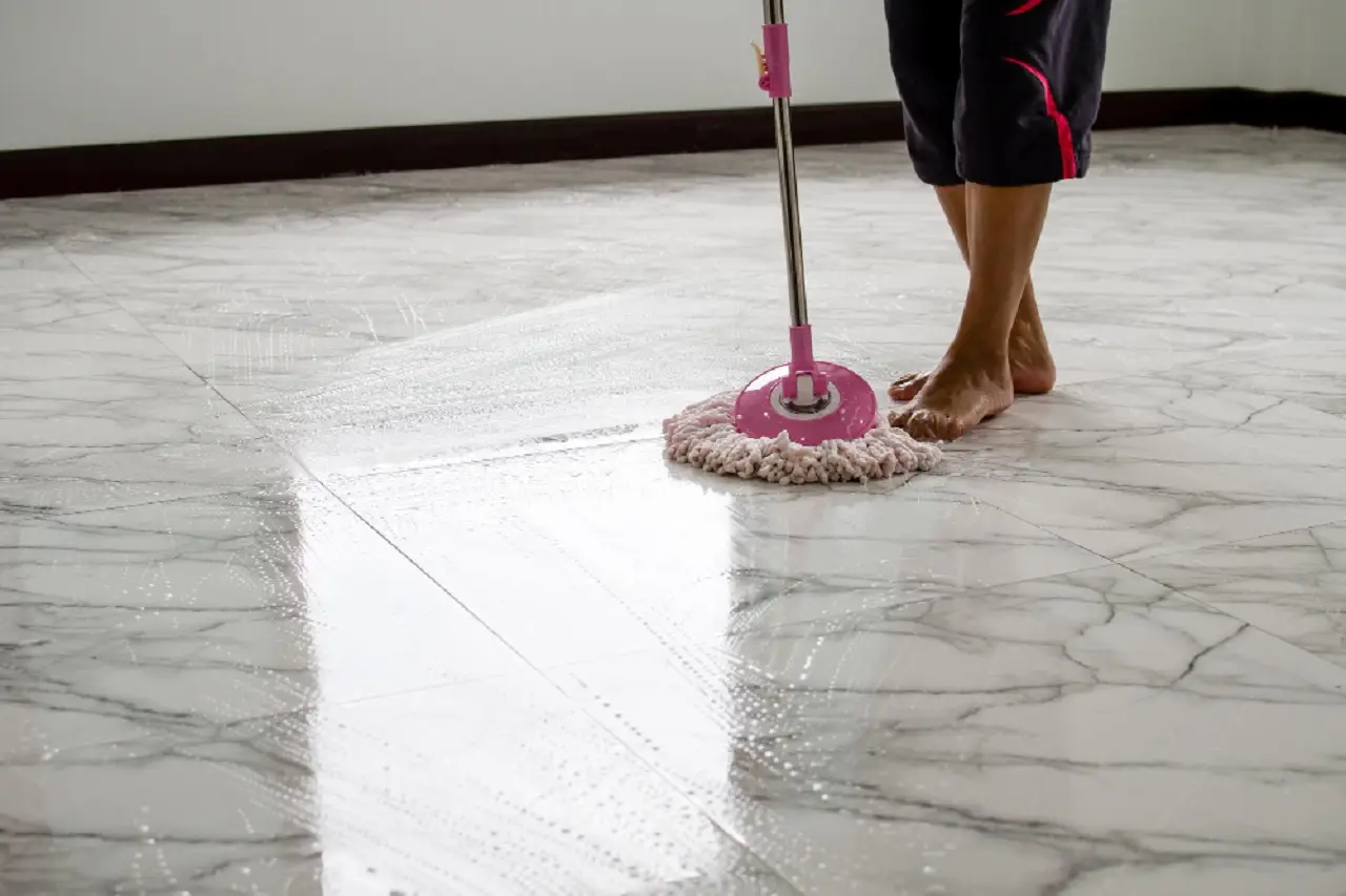 Il trucco per pulire velocemente i pavimenti e farli splendere senza aloni