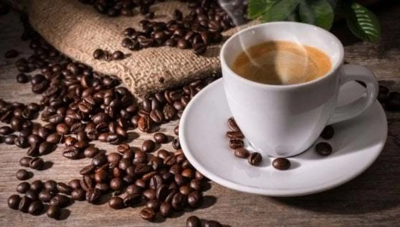 Non solo caffè: ecco gli alimenti insospettabili che ti caricano di più (e non lo sai)